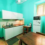 شقة Latini's *